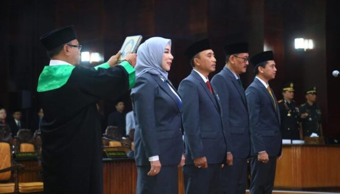 
					DILANTIK: Para Pimpinan DPRD Kabupaten Probolinggo saat menjalani prosesi pengambilan sumpah jabatan. (foto: Ali Ya'lu).
