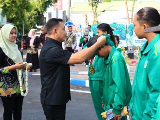 APRESIASI:  Pj. Walikota Probolinggo, M. Taufik Kurniawan mengalungkan bungan dan medali ke atlet berprestasi dalam ajang PON ke-21. (istimewa)