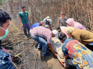 Warga saat mengevakuasi korban yang meninggal dunia.