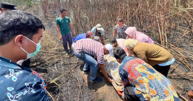 
					Warga saat mengevakuasi korban yang meninggal dunia.