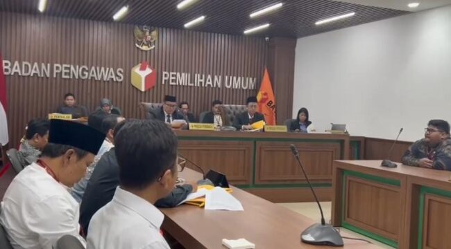 Bawaslu RI saat bersidang terkait pemecatan dua caleg PKB di DPR RI. (Foto: Istimewa).