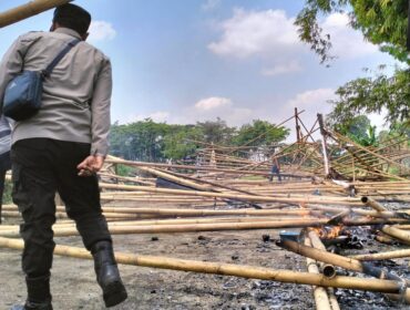 Pembongkaran arena sabung ayam. (Foto : Asmadi)