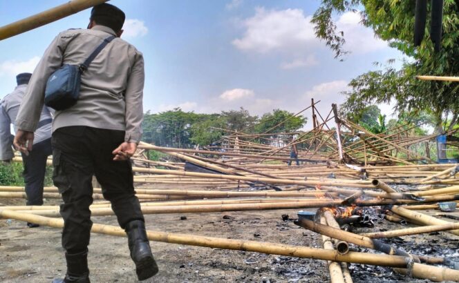 
					Pembongkaran arena sabung ayam. (Foto : Asmadi)