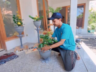 KREATIF: Proses pembuatan tanaman bunga estetik yang dilakukan Syaifuddin Amrulloh (44) di kediamannya. (foto: Hafiz Rozani)
