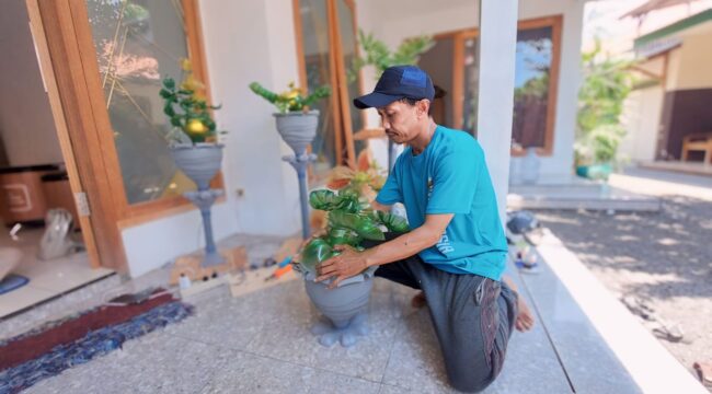 KREATIF: Proses pembuatan tanaman bunga estetik yang dilakukan Syaifuddin Amrulloh (44) di kediamannya. (foto: Hafiz Rozani)
