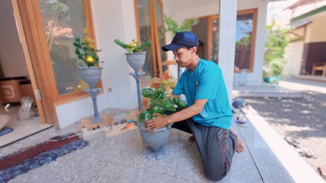 
					KREATIF: Proses pembuatan tanaman bunga estetik yang dilakukan Syaifuddin Amrulloh (44) di kediamannya. (foto: Hafiz Rozani)
