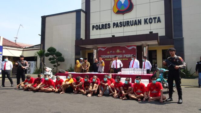 
					Para tersangka penyalahgunaan narkotika dan okerbaya yang diamankan oleh Satresnarkoba Polres Pasuruan Kota. (Foto : Moh Rois)