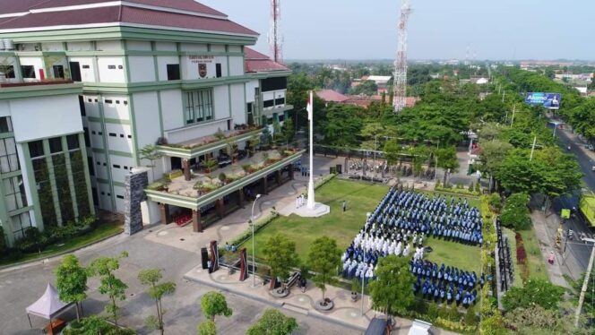 
					Aktifitas PNS saat apel rutin di Kantor Bupati Probolinggo, Jl. Panglima Sudirman Kraksaan. (foto: FB Info Kabupaten Probolinggo).