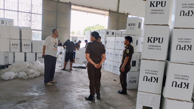 
					DIRAKIT: Proses perakitan kotak suara Pilkada Serentak Tahun 2024 di gudang KPU Kabupaten Probolinggo. (foto: Ali Ya'lu)

