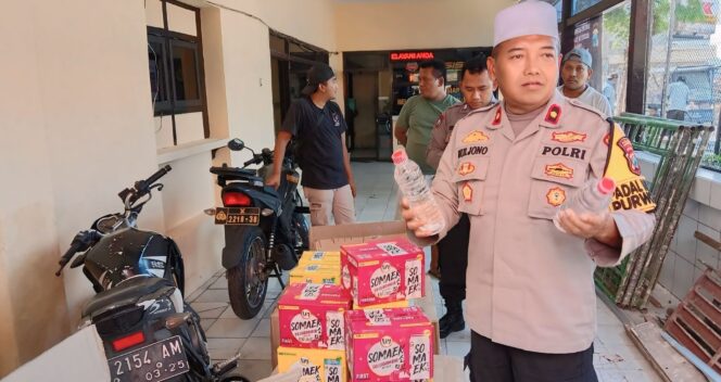 
					Ribuan botol miras ilegal diamankan Polsek Purworejo. (Foto : Moh Rois)