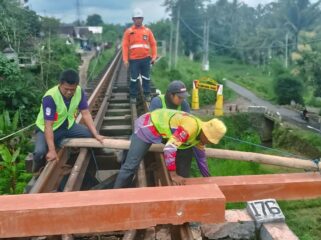 DIGANTI: Proses penggantian bantalan rel kayu dengan rel sintetis oleh petugas KA. (foto: istimewa)
