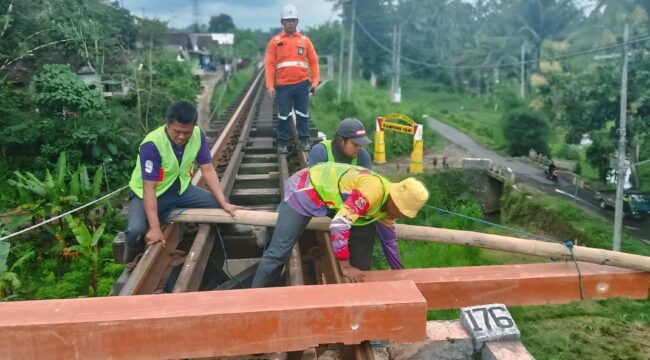 DIGANTI: Proses penggantian bantalan rel kayu dengan rel sintetis oleh petugas KA. (foto: istimewa)
