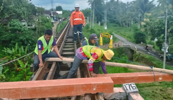 
					DIGANTI: Proses penggantian bantalan rel kayu dengan rel sintetis oleh petugas KA. (foto: istimewa)
