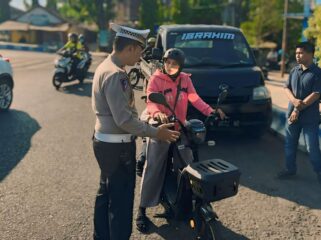 IMBAUAN: Kasatlantas Polres Probolinggo Kota, AKP Siswandi, memberi imbauan ke pengguna sepeda listrik agar tidak digunakan di jalan raya. (foto: Istimewa).
