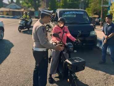 IMBAUAN: Kasatlantas Polres Probolinggo Kota, AKP Siswandi, memberi imbauan ke pengguna sepeda listrik agar tidak digunakan di jalan raya. (foto: Istimewa).
