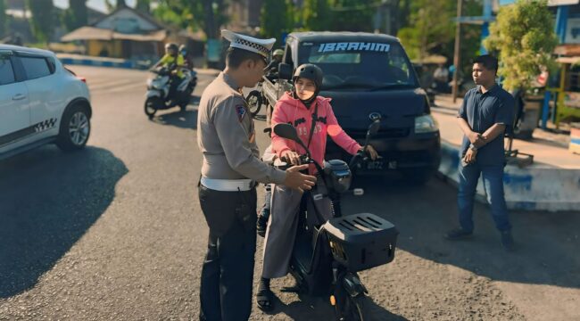 IMBAUAN: Kasatlantas Polres Probolinggo Kota, AKP Siswandi, memberi imbauan ke pengguna sepeda listrik agar tidak digunakan di jalan raya. (foto: Istimewa).
