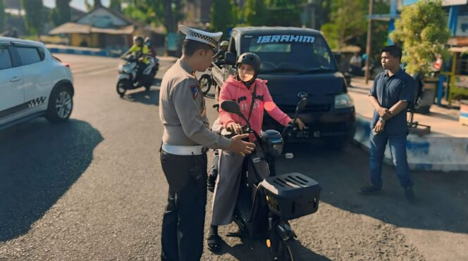 
					IMBAUAN: Kasatlantas Polres Probolinggo Kota, AKP Siswandi, memberi imbauan ke pengguna sepeda listrik agar tidak digunakan di jalan raya. (foto: Istimewa).
