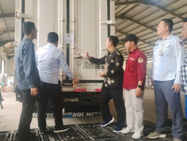 TIBA: Komisioner KPU saat menerima kedatangan logistik surat suara pilkada disaksisakan komisioner Bawaslu Kabupaten Probolinggo. (foto: Ali Ya'lu).