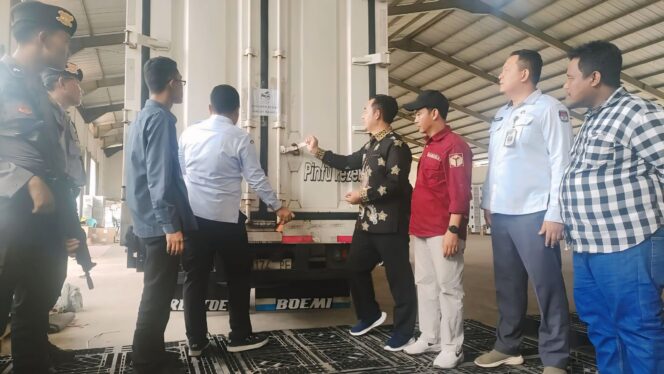 
					TIBA: Komisioner KPU saat menerima kedatangan logistik surat suara pilkada disaksisakan komisioner Bawaslu Kabupaten Probolinggo. (foto: Ali Ya'lu).