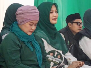 OPTIMIS: Cagub Jatim Nomor Urut 01, Luluk Nur Hamidah, saat konsolidasi kader PKB di Ponpes Al-Yasini Kabupaten Pasuruan. (foto: Moh. Rois)