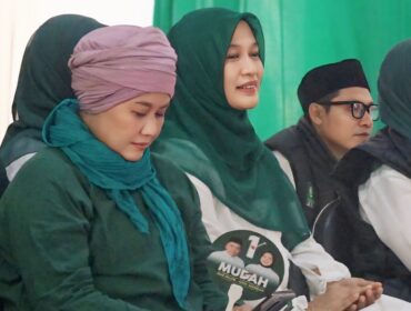 OPTIMIS: Cagub Jatim Nomor Urut 01, Luluk Nur Hamidah, saat konsolidasi kader PKB di Ponpes Al-Yasini Kabupaten Pasuruan. (foto: Moh. Rois)