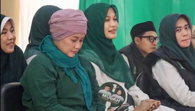 
					OPTIMIS: Cagub Jatim Nomor Urut 01, Luluk Nur Hamidah, saat konsolidasi kader PKB di Ponpes Al-Yasini Kabupaten Pasuruan. (foto: Moh. Rois)