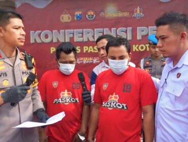 Dua nelayan di Kota Pasuruan ditangkap polisi karena disangga berjudi online. 