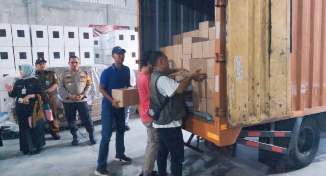 
					LOGISTIK: Petugas KPU menurunkan surat suara untuk Pilgub Jatim di Gudang KPU Kota Probolinggo. (foto: Hafiz Rozani).
