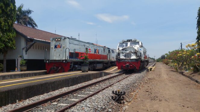 
					KECELAKAAN: Lokomotif KA Pandalungan yang rusak di Stasiun Bayeman bersama KA Pandalungan lain melanjutkan perjalanan ke Stasiun Probolinggo. (foto: Hafiz Rozani).