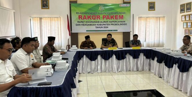 
					DIBAHAS: Suasana rapat bakorpakem membahas Patung Bintaos Tiris dan Petilasan Palsu Maulana Ishaq di aula Kejari Kabupaten Probolinggo. (foto: Ali Ya'lu)
