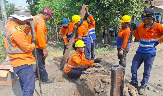 
					DIPERSEMPIT: Petugas KAI sedang memasang rel untuk mempersempit akses jalan di perlintasan sebidang di Desa Tongas Wetan, Kec. Tongas, Kab. Probolinggo. (foto: Hafiz Rozani).