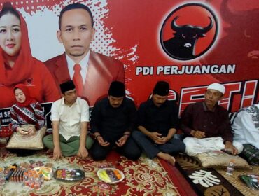 SAFARI: Gus Hans (memakai baju putih) saat bertemu kiai dan simpatisan di Posko Pemenangan Paslon SETIAMU di Kota Probolinggo. (foto: Hafiz Rozani).