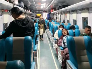 RAMAI: Para penumpang saat berada didalam kereta KA Blambangan Expres. (Foto: Istimewa)
