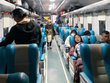 RAMAI: Para penumpang saat berada didalam kereta KA Blambangan Expres. (Foto: Istimewa)
