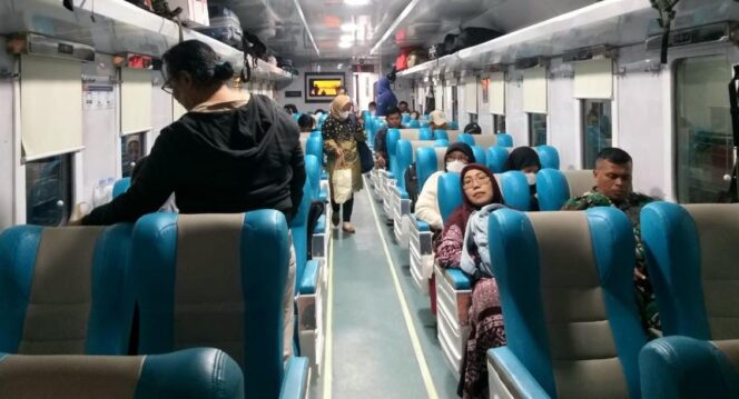 
					RAMAI: Para penumpang saat berada didalam kereta KA Blambangan Expres. (Foto: Istimewa)
