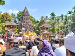 Hari Raya Kuningan di Pura Mandhara Giri Semeru Agung, Lumajang.