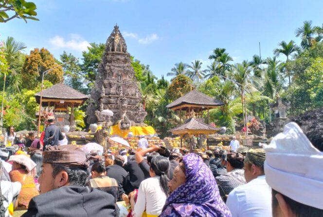 
					Hari Raya Kuningan di Pura Mandhara Giri Semeru Agung, Lumajang.