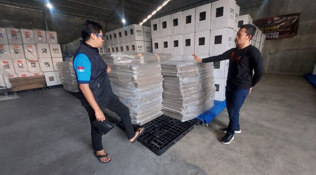 CEK: Ketua KPU Kota Probolinggo, Radfan Faisal (kanan), dan Ketua Bawaslu Kota Probolinggo, Johan Dwi Angga (kiri) mengecek bilik suara yang baru saja datang. (foto: Hafiz Rozani).