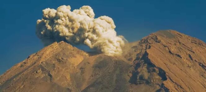 
					Saat Gunung Semeru Erupsi dan meluncurkan awan panas hingga 600 meter di atas puncak.