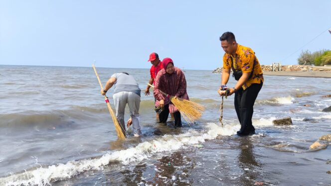 
					RESIK-RESIK: Calon Gubernur Jawa Timur  Tri Rismaharini dan sejumlah warga bersih-bersih Pantai Randutatah Paiton  Probolinggo. (foto: Ali Ya'lu).
