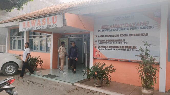 
					Kantor Bawaslu Kabupaten Probolinggo yang merupakan lokasi pemanggilan Cawabup Probolinggo, Abd. Rasit. (foto: Ali Ya'lu).