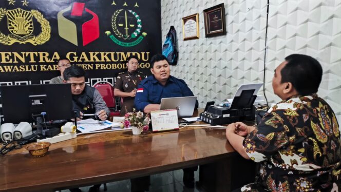 
					DIPERIKSA: Relationship Manager (RM) Creditors Restructuring, dan Recovery BRI Cabang Probolinggo, Abdul Aziz saat dimintai keterangan di Sentra Gakkumdu yang berada di Kantor Bawaslu Kabupaten Probolinggo. (foto: Ali Ya'lu)
