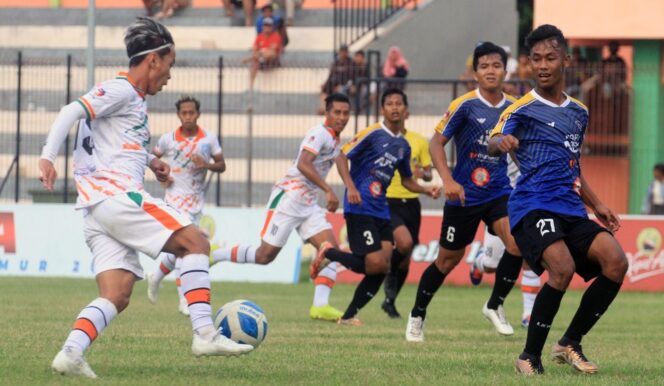 
					KEHABISAN DANA: Skuad Persipro 1954 (Jersey putih oranye) saat melakoni laga putaran kedua Liga 3 Jatim, Minggu (17/12/23) melawan Mitra Bola Utama. (foto: dok)