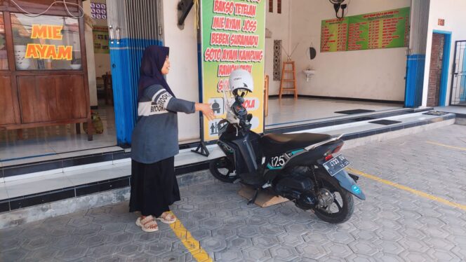 
					CURANMOR: Pemilik bakso saat menunjukkan lokasi hilangnya motor pelanggannya yang seorang bidan. (foto: Hafiz Rozani).