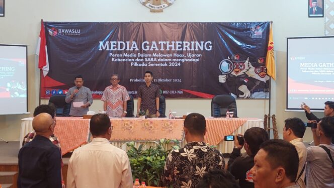 
					SINERGI: Bawaslu Kota Probolinggo saat gelar media gathering bersama wartawan. (foto: Hafiz Rozani)
