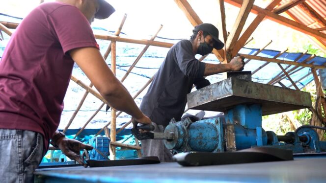 
					Pengelolaan batok kelapa menjadi arang briket. (Foto : Asmadi)