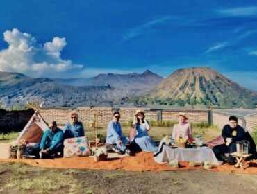 FAVORIT: Sejumlah wisatawan saat menikmati eksotika alam kawasan Gunung Bromo. (foto: IG bromoday).
