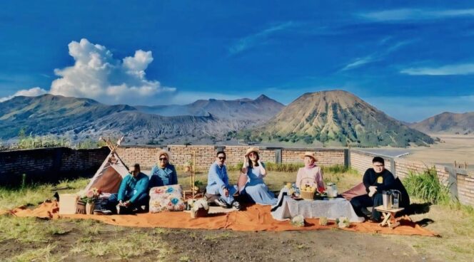 
					FAVORIT: Sejumlah wisatawan saat menikmati eksotika alam kawasan Gunung Bromo. (foto: IG bromoday).
