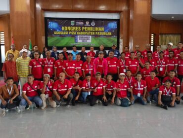 KONGRES: Pengurus Askab PSSI Kab. Pasuruan foto bersama pasca kongres. (foto: Moh. Rois)