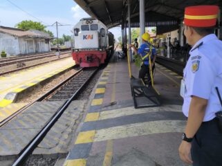 MENINGKAT: Suasana keberangkatan Kereta Api (KA) di Stasiun Probolinggo. (istimewa)